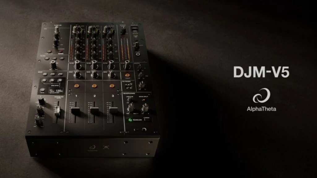 Der DJM-V5 von AlphaTheta: 3 Kanäle, 4-Band-EQ, V10-Sound – ohne Beat FX oder Crossfader.